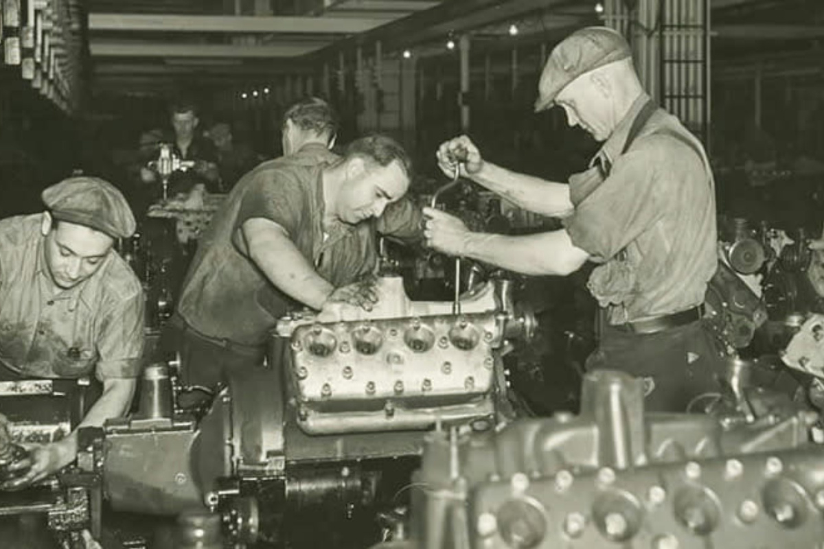    Рабочие собирают двигатели Flathead V8. Фото jalopnik.com, bestchehol.ru