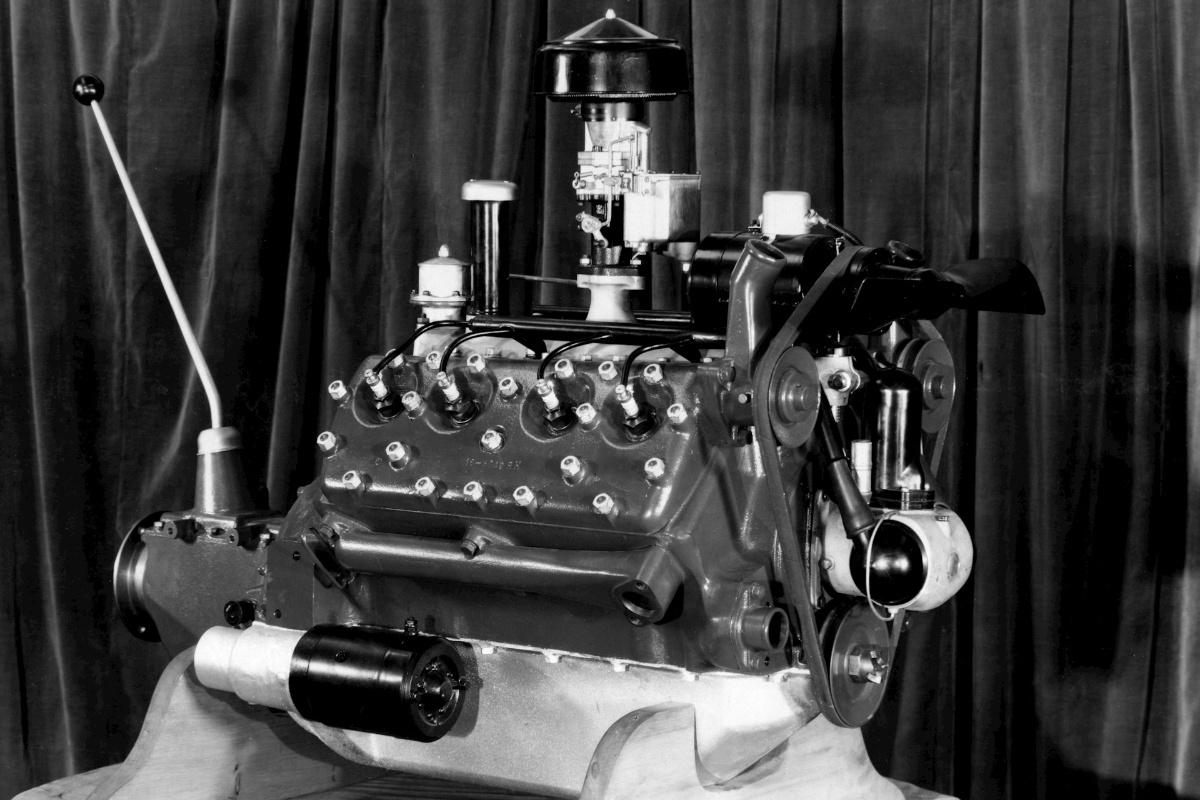    Рабочие собирают двигатели Flathead V8. Фото jalopnik.com, bestchehol.ru