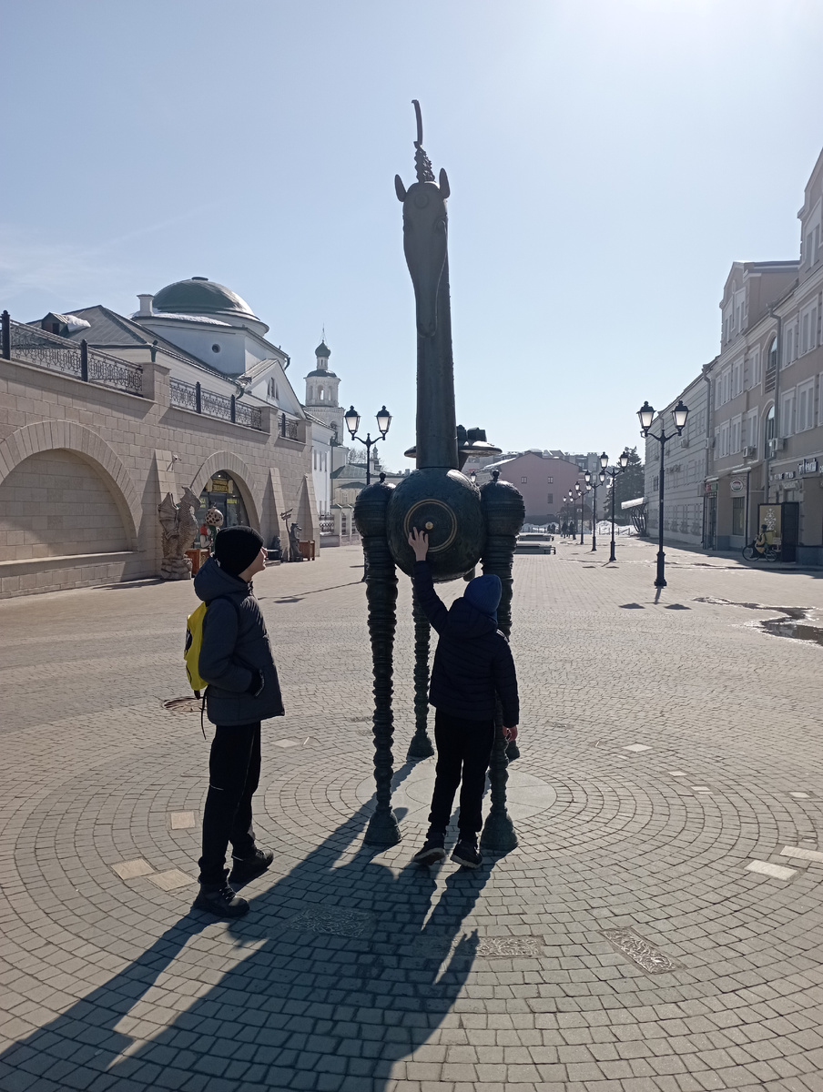 Конь возле станции метро "Кремлевская"