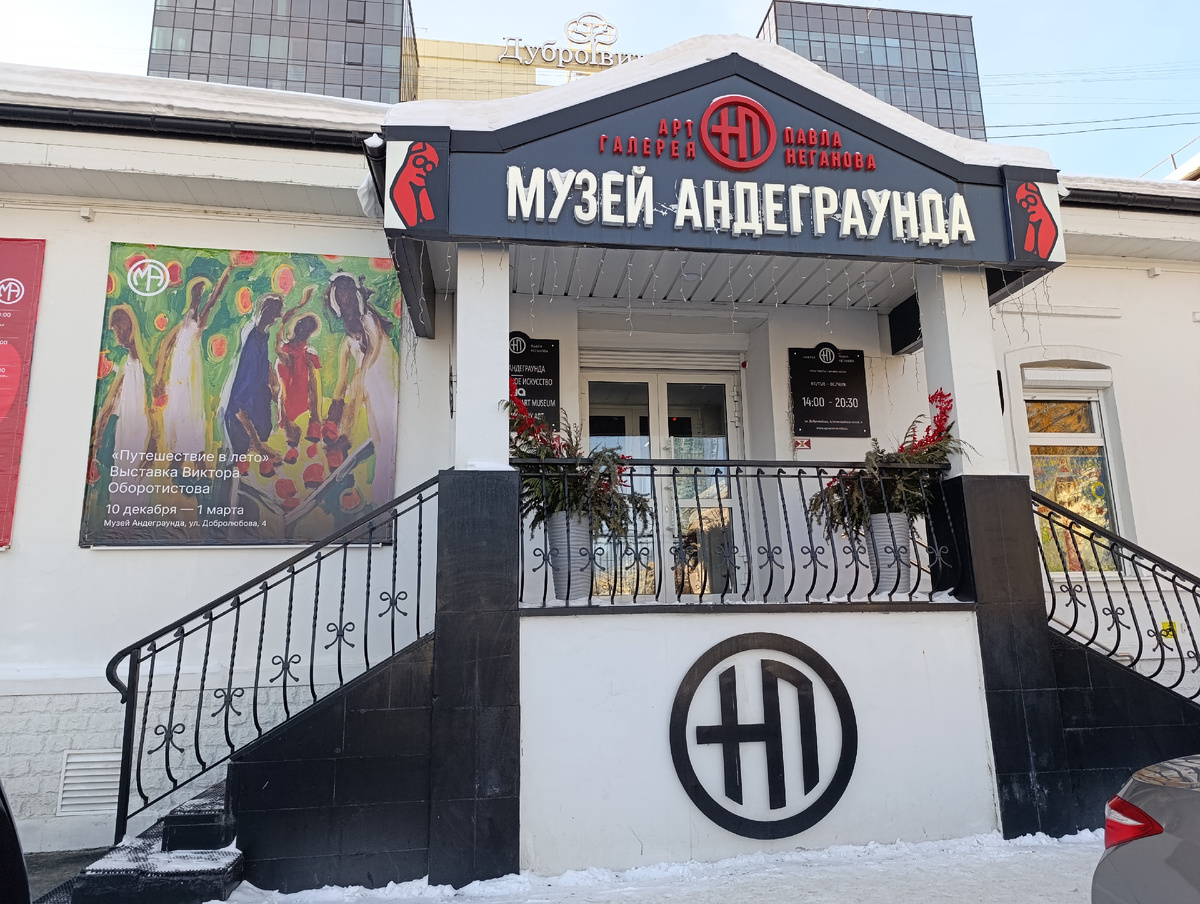 Вот такой вход. Видно, что ремонт свежий.