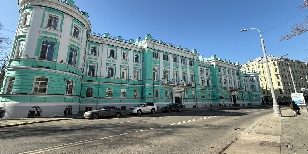 Прогулка по Москве. Судьба одного дома от Учительского института до наших дней.