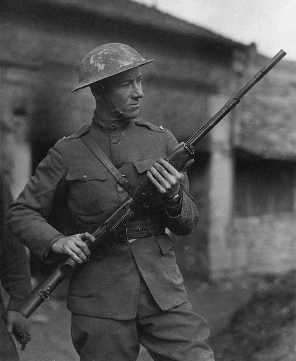 Вэл Браунинг с легендарной Browning automatic rifle (BAR) конструкции своего отца в руках. 1918 год. 