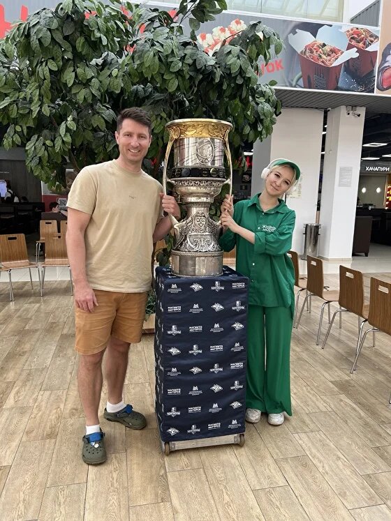Григорий и старший продавец с Кубком Гагарина в 2024 году, когда команда «Металлург» стала чемпионом!