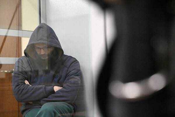 Пасынок рок-музыканта Стаса Намина Роман Ткаченко, обвиняемый в убийстве сводного брата и родной бабушки, на заседании Московского областного суда, январь 2026 года / Кирилл Каллиников/РИА Новости   📷