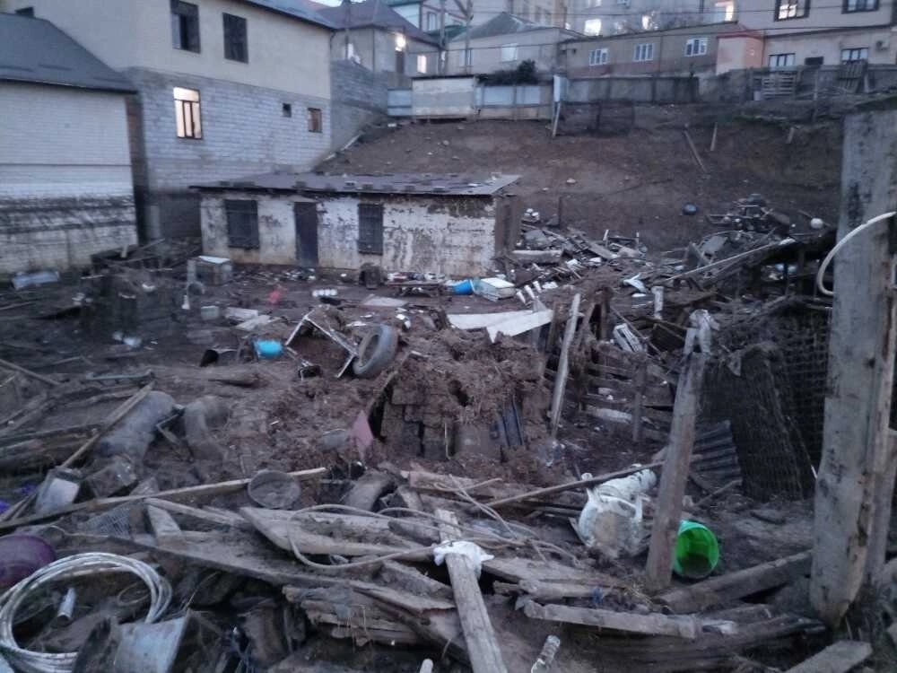    Так выглядит овраг по соседству с домом Магомедова, сейчас он больше похож на схрон мусора. Фото: АиФ/ Регина Гаджибалаева