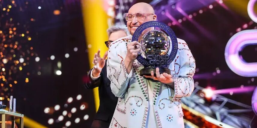    Шура с кубком шоу "Суперстар! Битва сезонов".НТВ