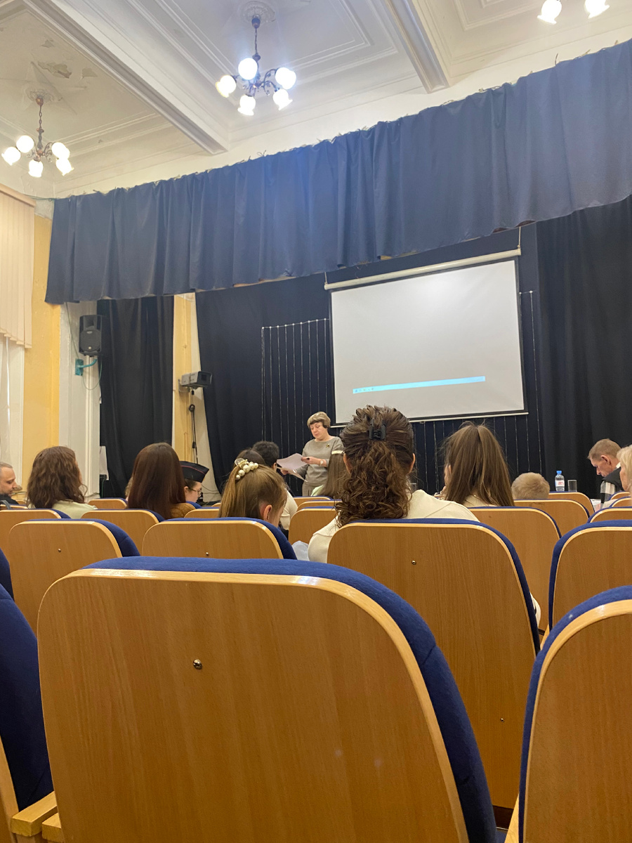 Руководитель секции «ЭКСы - Школа Экскурсоводов» (раньше я занималась у неё, теперь - мой брат) 😍