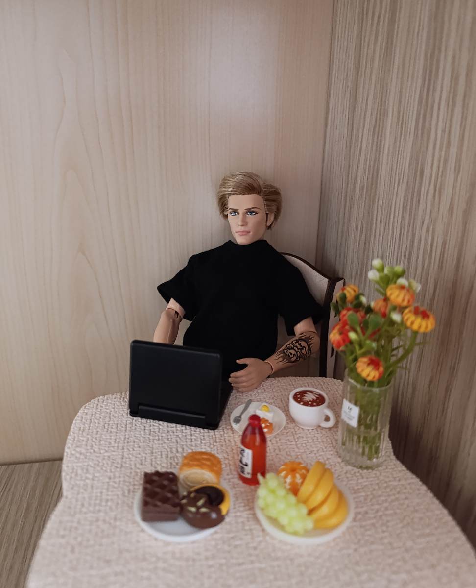 Макс который как раз пил кофе на кухне, пошёл открывать.