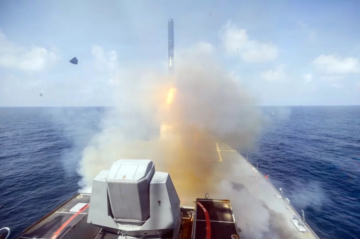    Пуск ракеты Tomahawk эсминцем класса «Арли Берк» по Ирану.