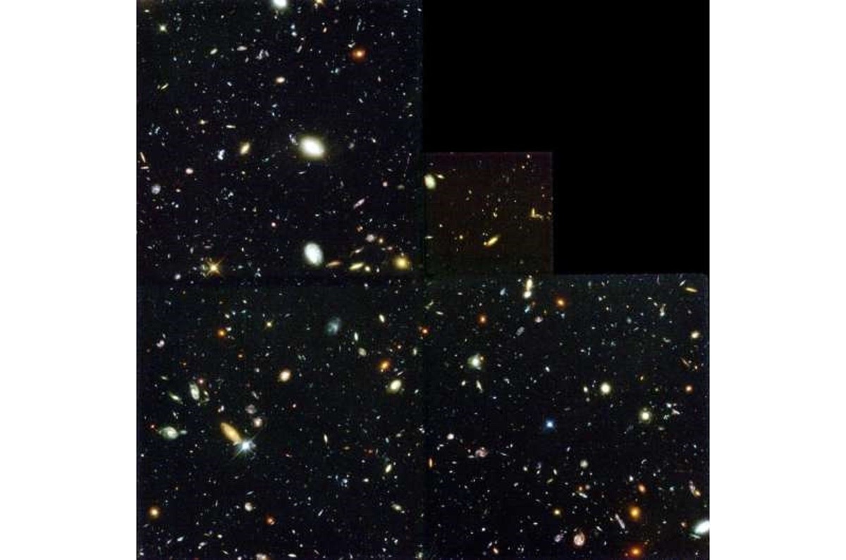    Так называеое «Глубокое поле Хаббла (Hubble Deei Field). Это маленький участок небаб на котром нет близко расположенных объектов. В результате все световые пятна. запечатленные телескопом Hubble, это не звезды, а очень далекие галактики или даже скопления галактик, включающие миллиарды звезд. .