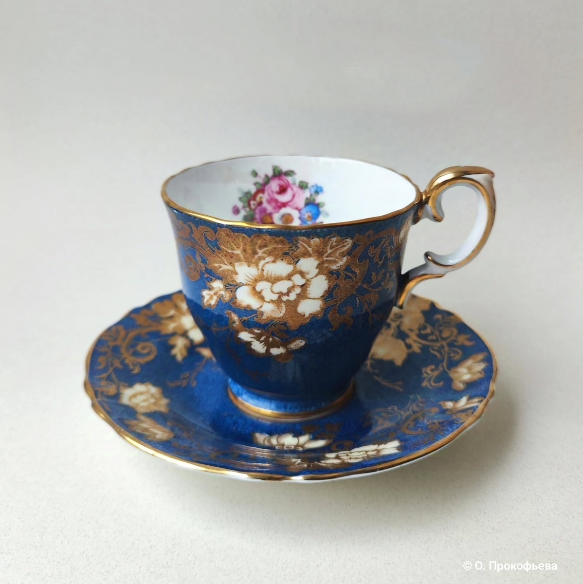 Винтажная чайная чашка с блюдцем от Crown Staffordshire. Хоть она и сделана в 1930-х годах, но антиквариатом не считается. 