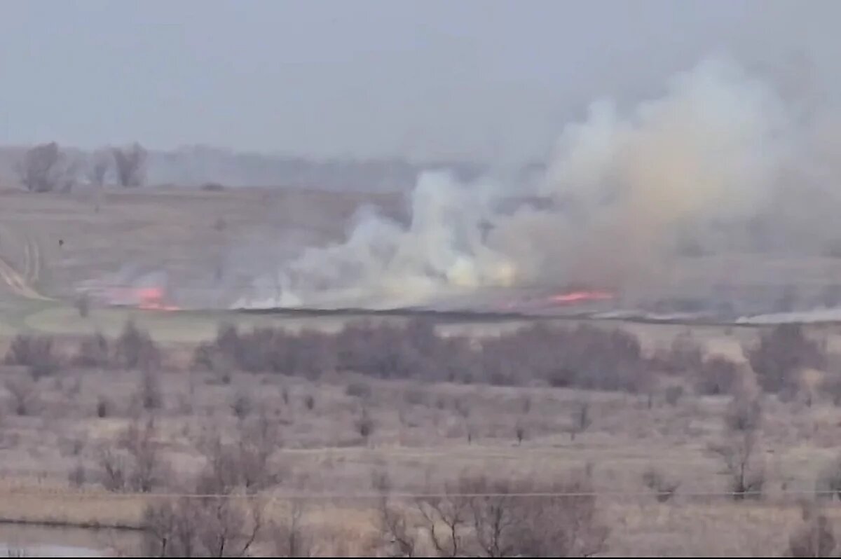    Вспыхнувший в степи огонь испугал жителей Новоаннинского района