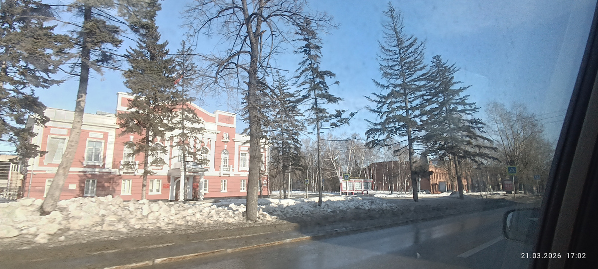 Тот самый дом, в котором происходят книжные события. Фотография автора, март 2026 года. 