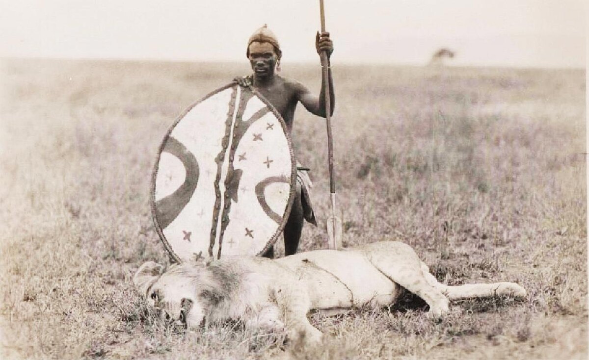 Масаи воин у тела убитого льва