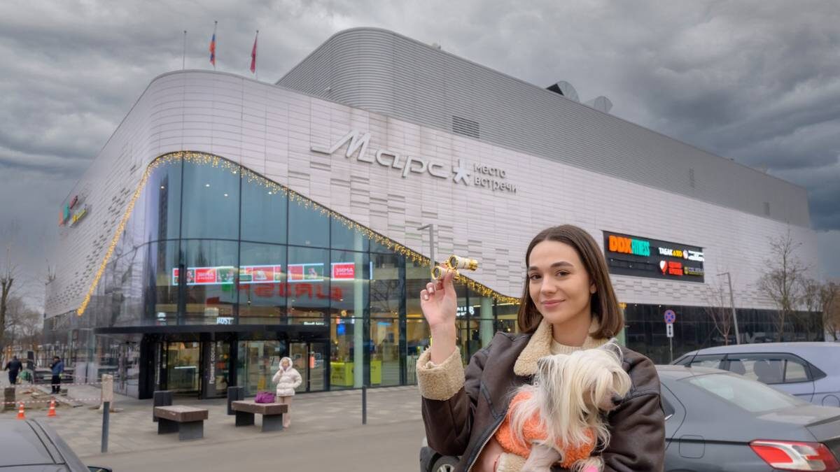    Софья Алферьева с собачкой Даришей у «Марса» / Фото: Дмитрий Дубинский / Вечерняя Москва