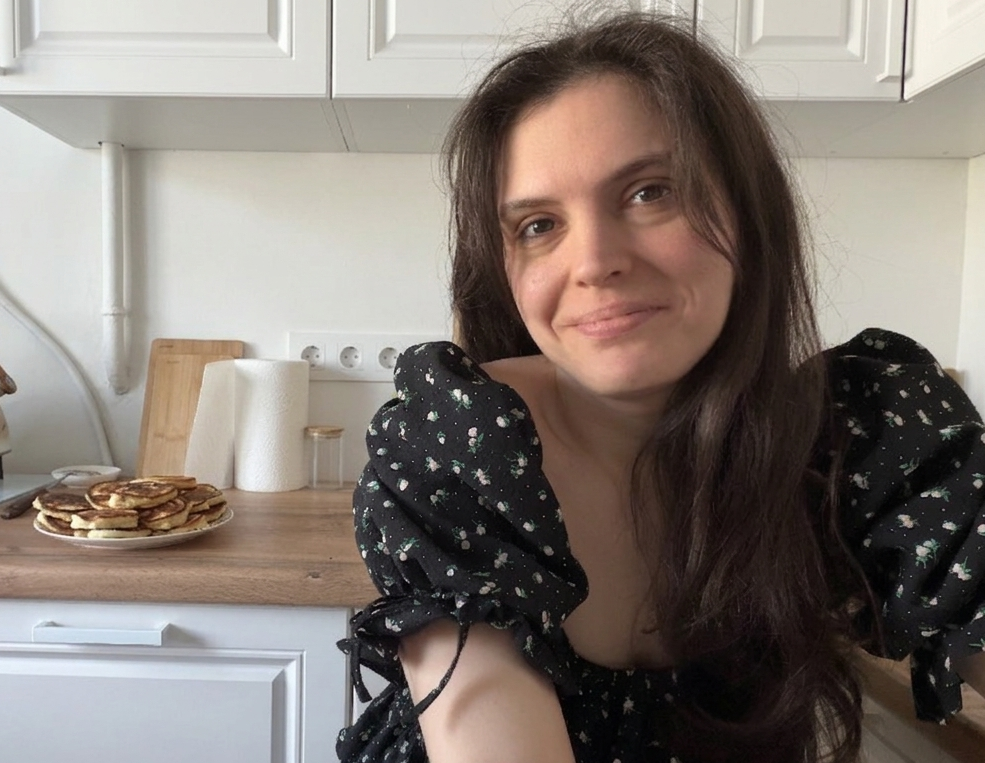 На фоне очень вкусные яблочные оладьи 