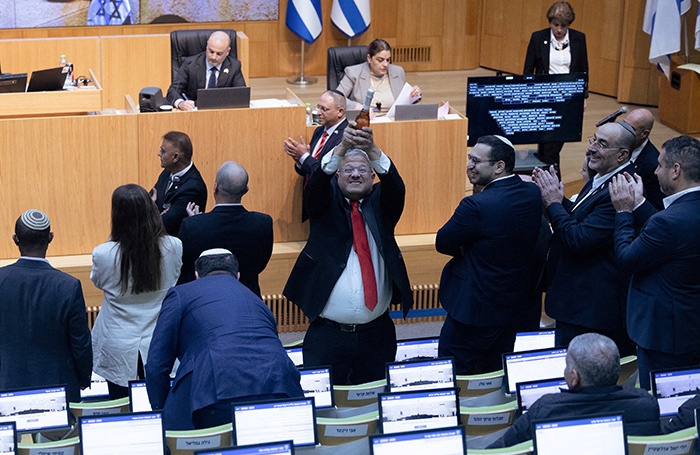    Министр национальной безопасности Израиля Итамар Бен-Гвир празднует принятие закона.REUTERS/Oren Ben Hakoon