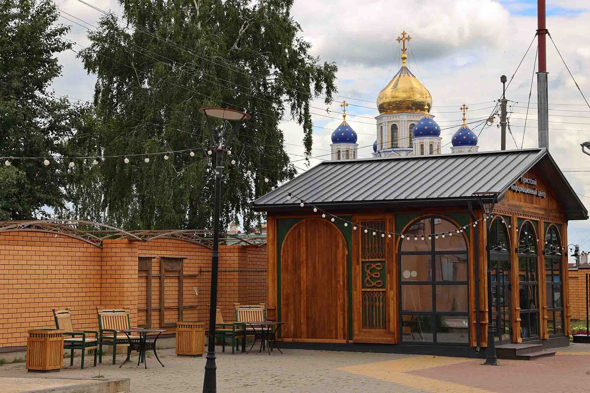 Туристско-информационный центр Ельца найдете в центре города в сквере им. М. Пришвина. Здесь можно познакомиться с маршрутами, посмотреть афишу, купить сувениры. Фото: Анастасия Золотарева