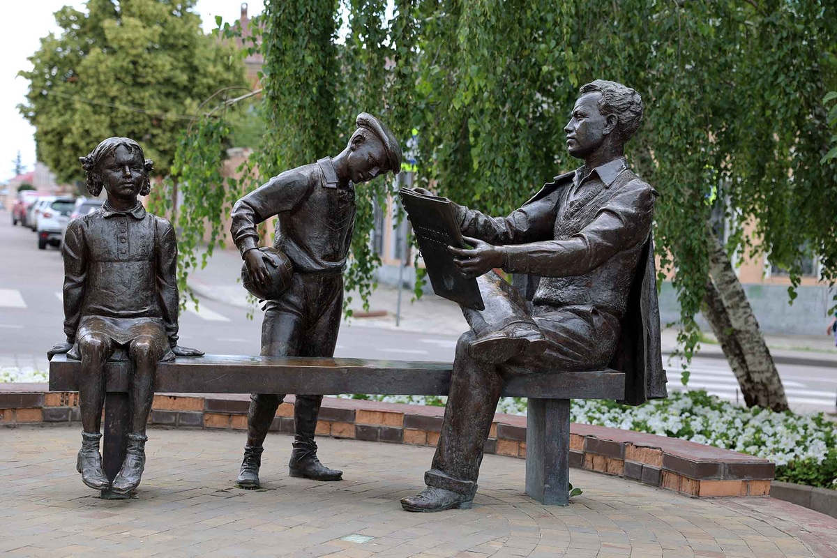 В 2008 году в центре Ельца установили памятник народному художнику СССР Николаю Жукову. Фото: Анастасия Золотарева