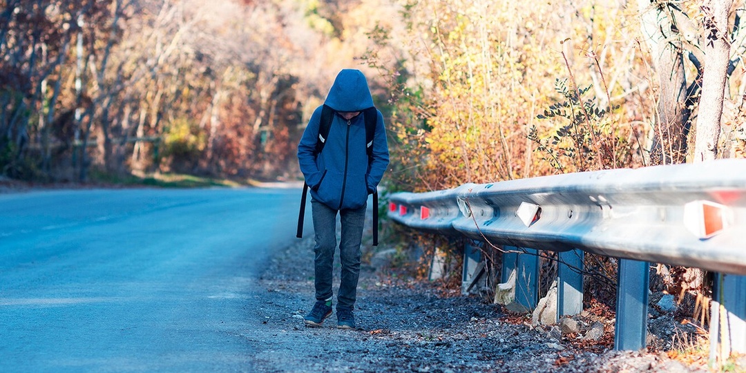 «Мама забрала телефон — ушел ночевать в поле». Какие ошибки нельзя совершать, если подросток сбежал из дома