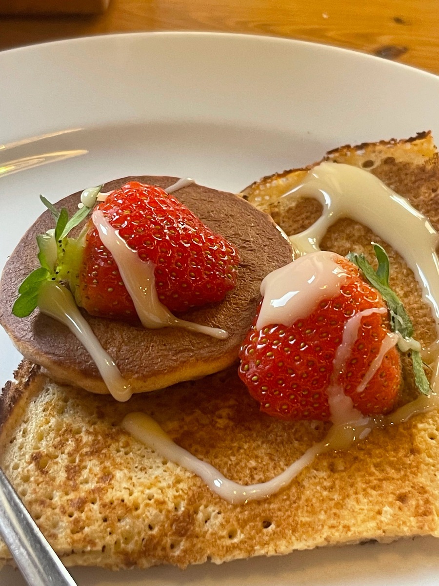 Возможно, то, что на верхних этажах располагается отель, и объясняет такие шикарные завтраки