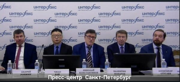 Участники пресс-конференции, посвященной искусственному  интеллекту, в агентстве «Интерфакс». Фото: трансляция в Rutube