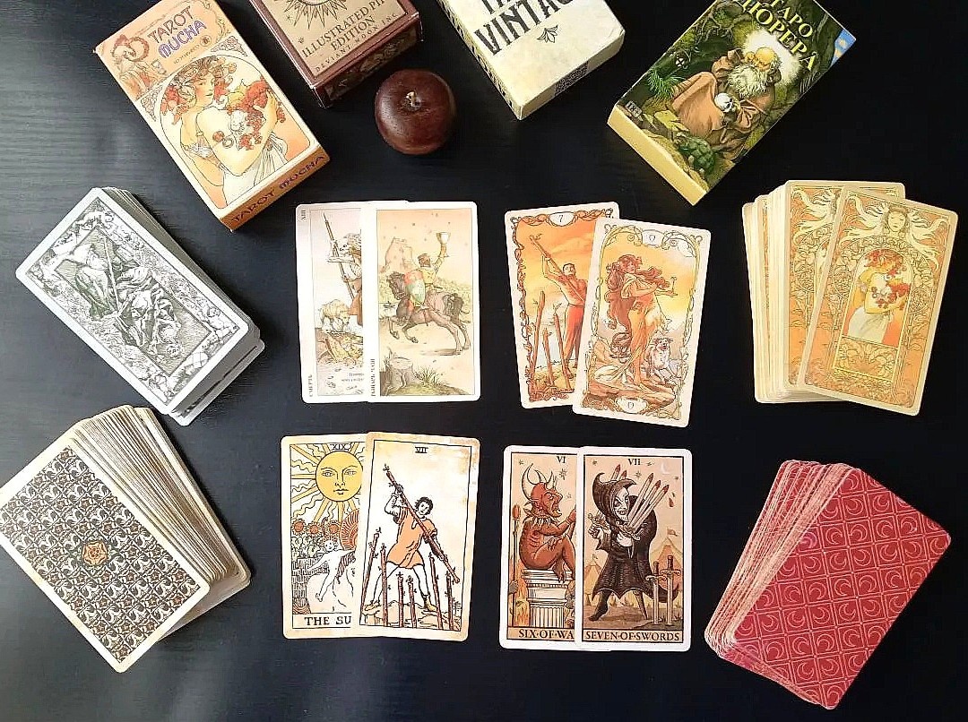 Ответ смотрим на колодах "Таро Дюрера", "Таро А.Мухи", "Винтажное таро Уэйта" и "Таро триумфальной Луны"