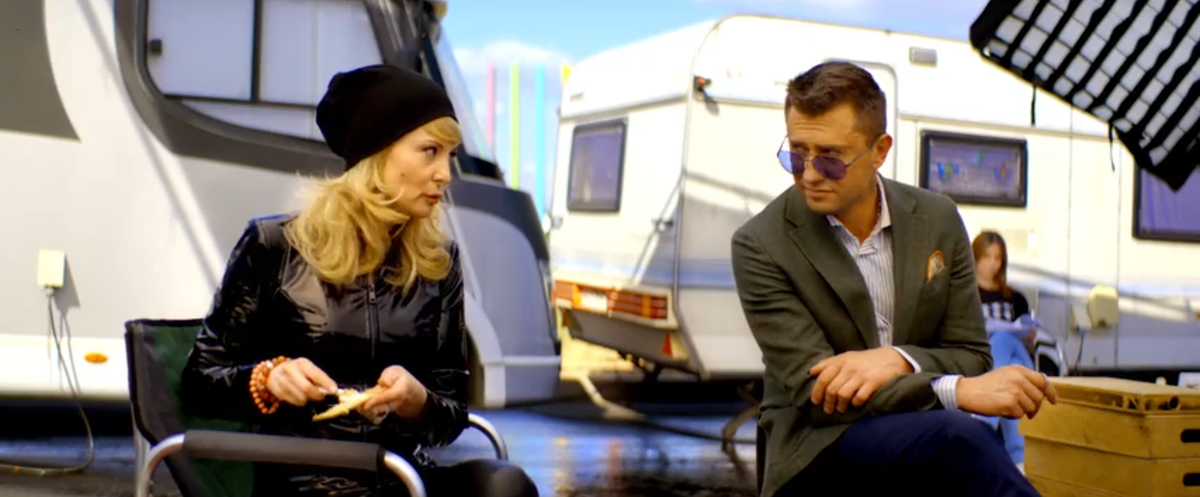 Кадр из кинофильма "Водитель-олигарх", 2924 г., режиссер Алексей Пиманов, сценаристы Алексей Пиманов, Олег Пресняков, Владимир Пресняков, Ольга Погодина, композиторы Олег Воляндо, Игорь Бабаев (скриншот)