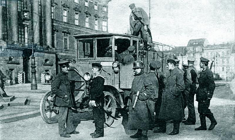 Восставшие солдаты и моряки в Киле в ноябре 1918 года.