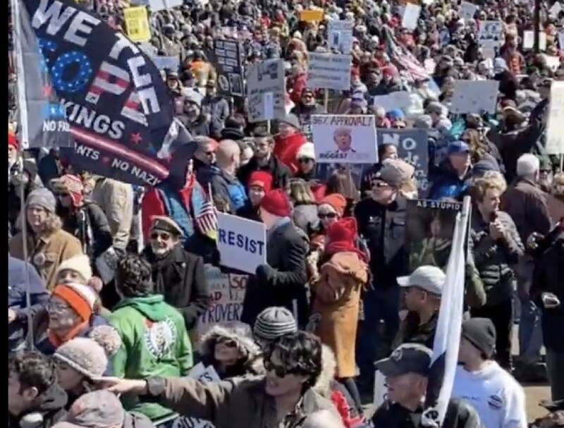   Протесты в США против Трампа-короля. Фото: соцсети