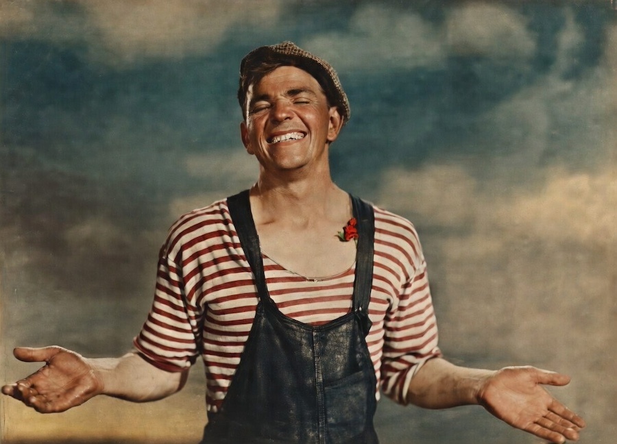 Кадр из фильма «Трактористы» (раскрашенный)