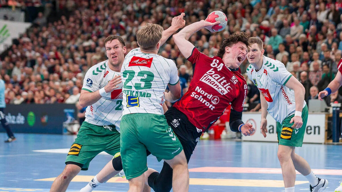    Лассе Мёллер (с мячом) и его "Фленсбург" взлетел на второе место в бундеслиге