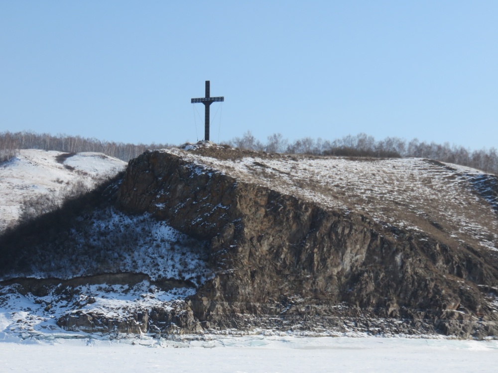 Крест в память о затопленных поселениях. Фото: Из личного архива В.Черникова.