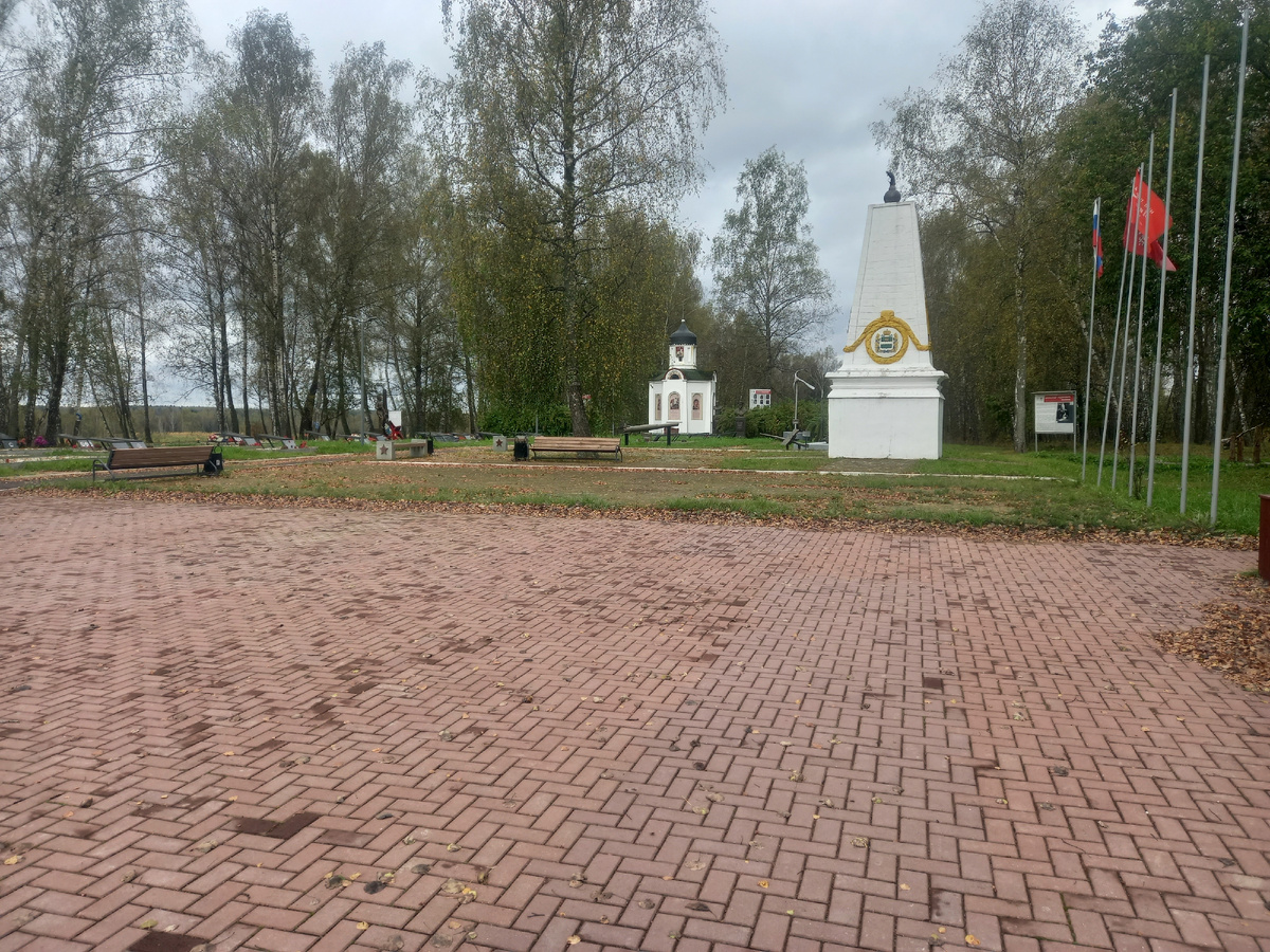 Мемориальный комплекс на высоте "Длинная". На фото видна часовня в честь Георгия Победоносца и пограничный знак.