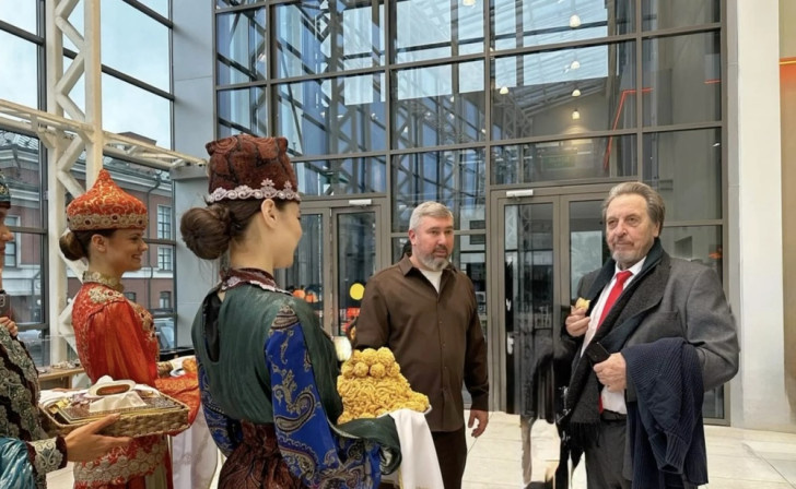    Фото: Эррол Маск, крайний справа, скриншот из видео