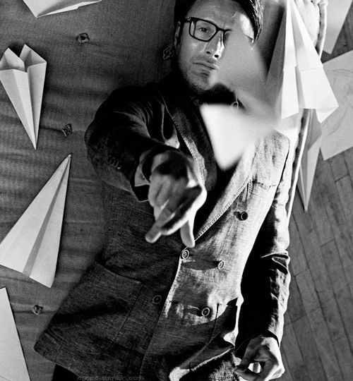 Реквизит в мужском портрете: как оживить кадр и убрать скованность