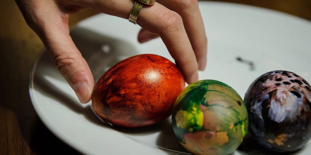 От луковой шелухи до мраморного эффекта: как красиво покрасить яйца на Пасху