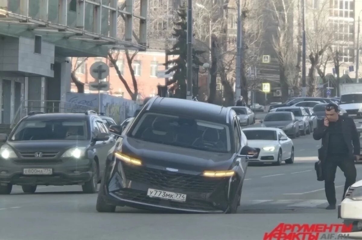    В центре Челябинска на дороге по улице Красной провалился асфальт