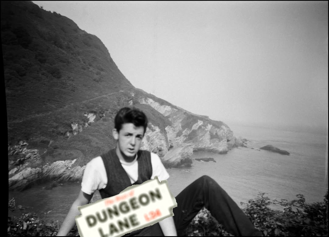 фотоФАКт: юный Пол ползирует со стыренной им табличкой