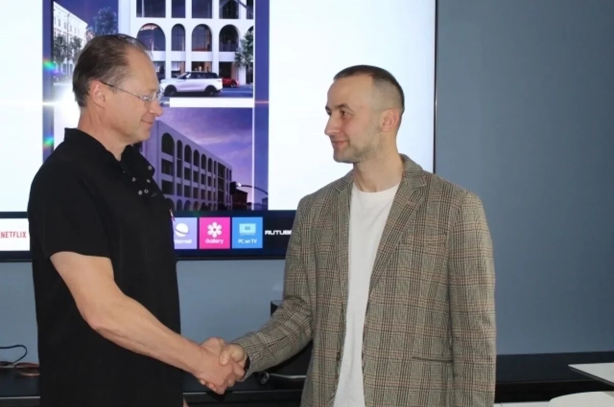    Гендиректор Корпорации развития Вячеслав Несин и гендиректор ООО «Профессорская стоматология» Александр Кузнецов на встрече обсудили ряд оргвопросов по дорожной карте будущего строительства.