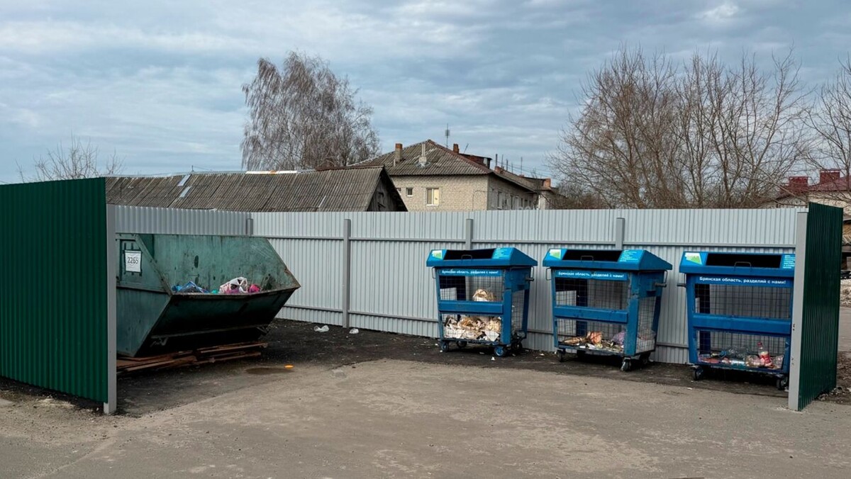 Прокуратура Брасовского района Брянской области добилась устранения нарушений законодательства об отходах производства и потребления в поселке Локоть. Об этом сообщили журналистам в пресс-службе надзорного ведомства региона. 
В ходе проверки было установлено, что контейнерные площадки в населенном пункте не соответствовали санитарным нормам. В частности, на объектах отсутствовало твердое покрытие, а сами площадки не имели необходимого ограждения по периметру.

По факту выявленных нарушений прокуратура внесла представление главе районной администрации. По результатам его рассмотрения четыре контейнерные площадки были приведены в нормативное состояние и оборудованы согласно требованиям закона.

Фото: Прокуратура