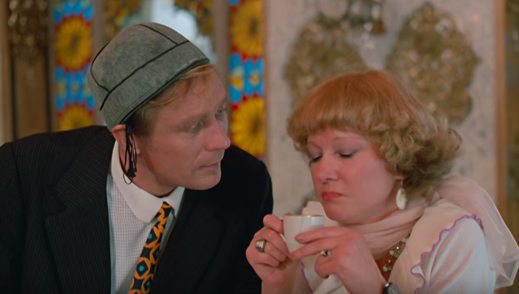 Кадр из фильма "Любовь и голуби". Активное знакомство Васи и Раисы