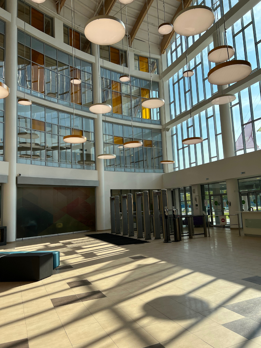 Холл в международной гимназии Сколково 