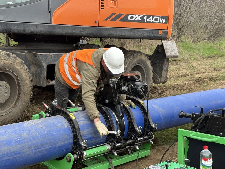    В Лутугино, Георгиевке и Успенке заменят аварийный водовод Валерия РАЗИНА