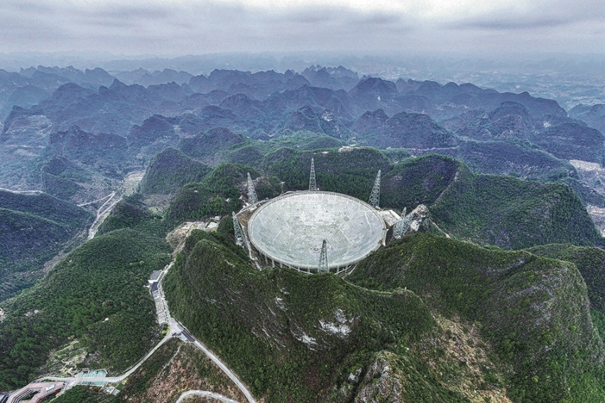 Радиотелескоп FAST (Китай) — один из тех, кто сканировал 3I/ATLAS в поисках искусственных сигналов. 