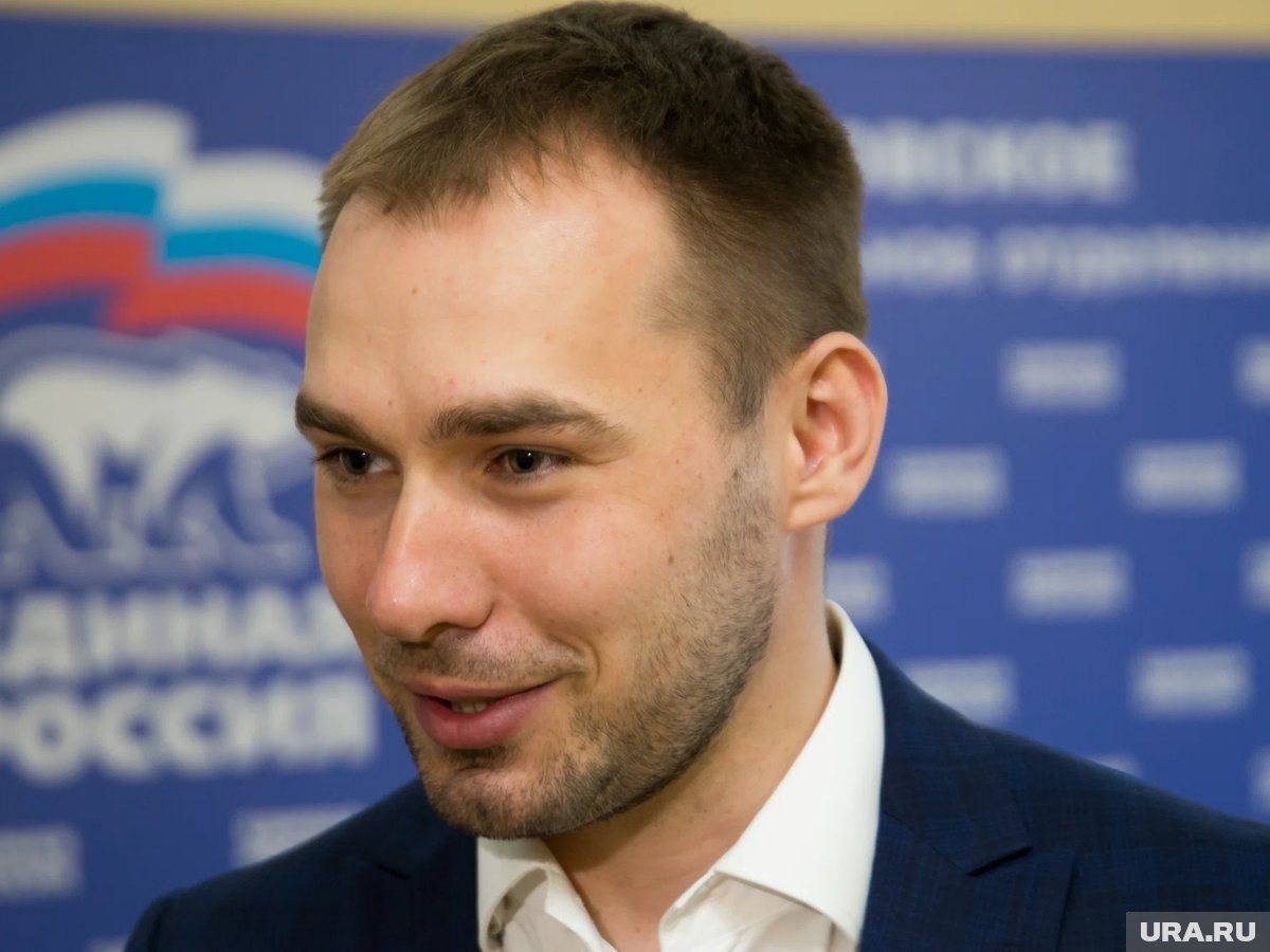     Антон Шипулин продолжает работать в своем Серовском округе