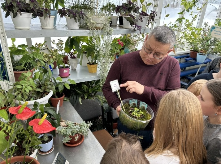    Югорские школьники на экоуроках выращивают драконий фрукт и ананасы в обычной теплице