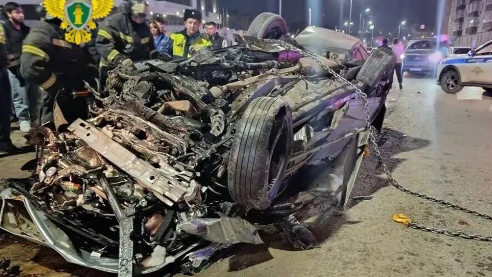    Осколки бетона разлетелись по проезжей части. Фото: Прокуратура Республики Татарстан.