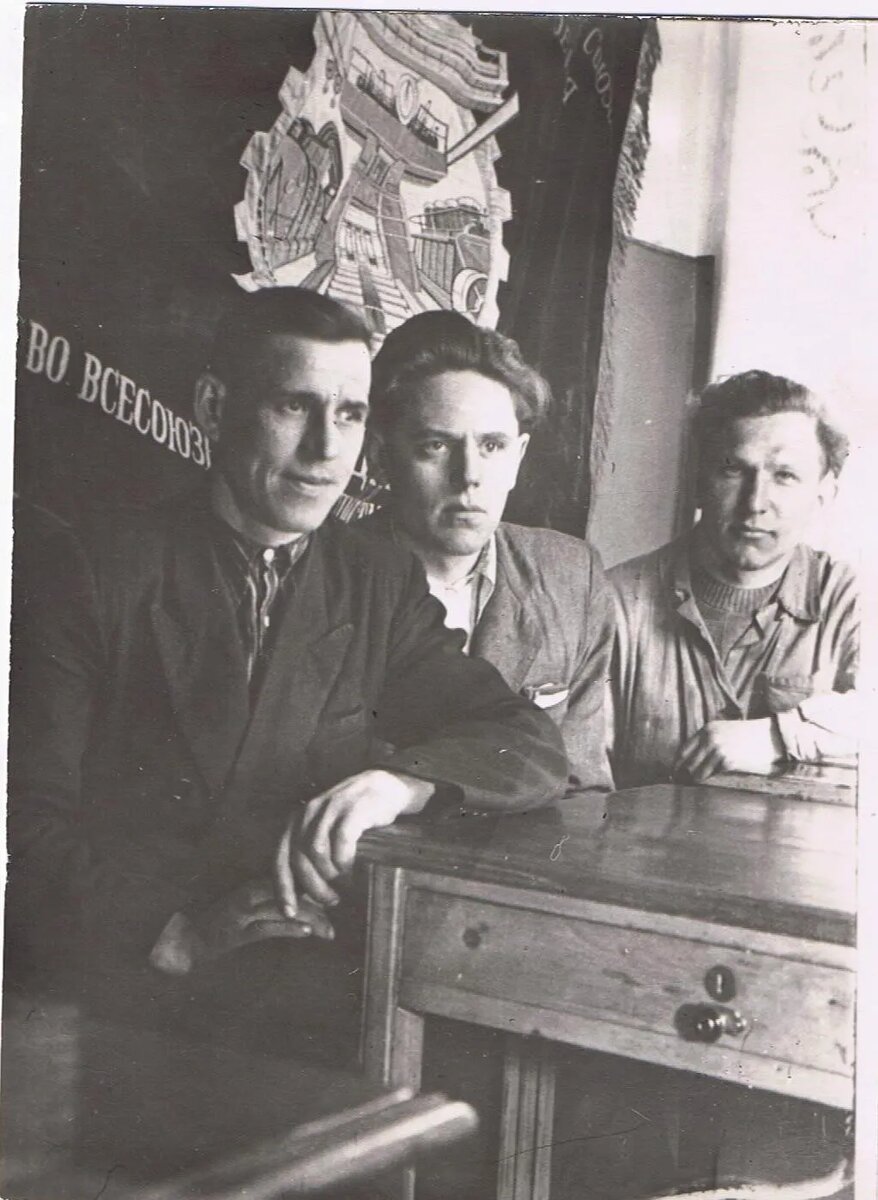 Работники цеха ширпотреба у переходящего красного знамени.