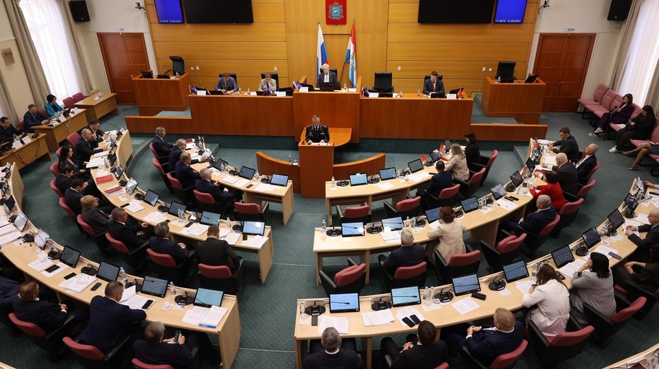    Начальник ГУ МВД по Самарской области Игорь Иванов выступил перед депутатами с отчетом о работе органов внутренних дел / Фото: пресс-служба СГД